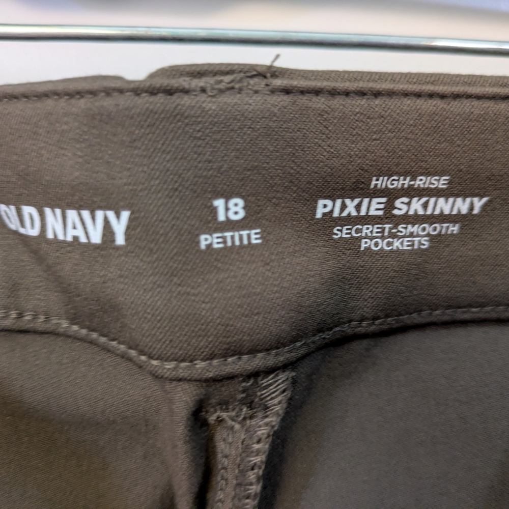 New with tags! Old Navy High Waisted Pixie Pants, size 18P - Picture 4 of 10